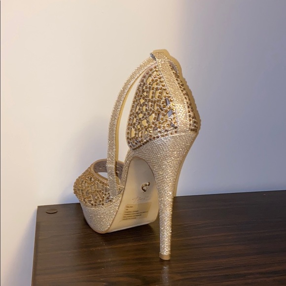 Gold Peep-toe heels - Picture 2 of 2